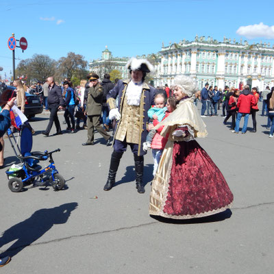 Puppen auf dem Palastplatz