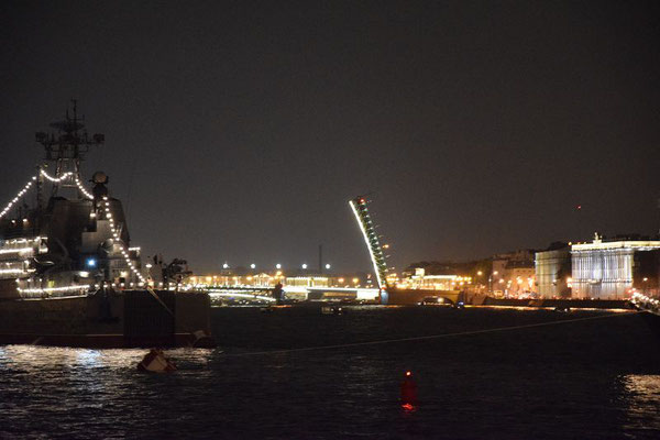 Brücke mit einen geöffneten Arm