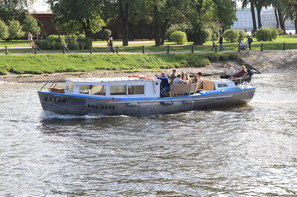 Ein kleines Boot auf der Newa      k