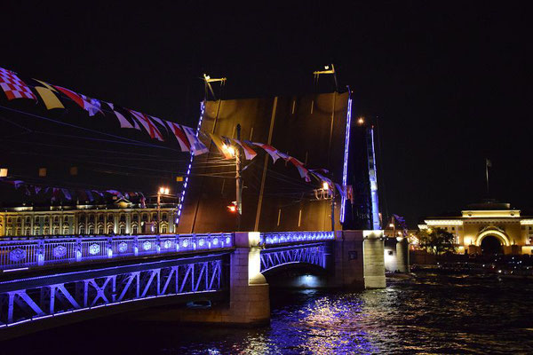 geöffnete Brücke beleuchtet