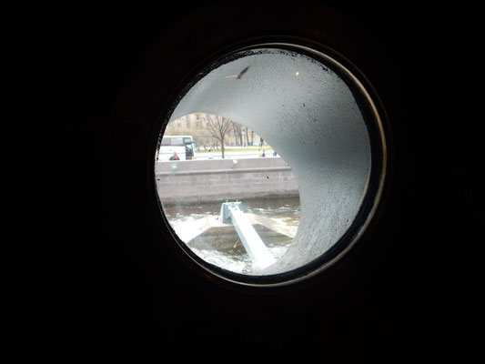 Blick nach außen vom Schiff