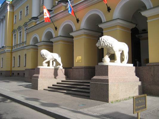 Löwen vor einem Hotel