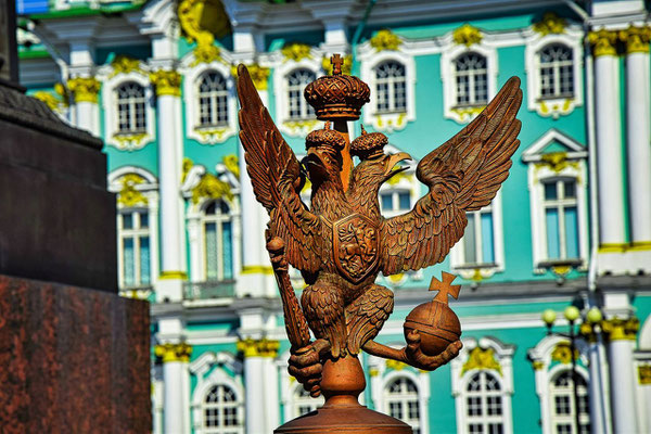 Vor der Eremitage auf dem Palastplatz Wappen