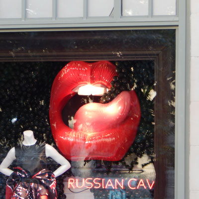 Schaufenster im Zentrum Russische Küsse