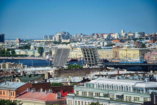 die geöffnete Blagoveshchenskiy Brücke