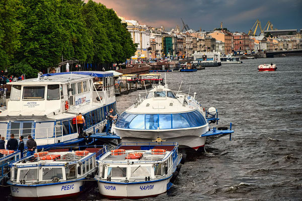 Bootsfahrt Sankt Petersburg   Anlegestelle an der Newa