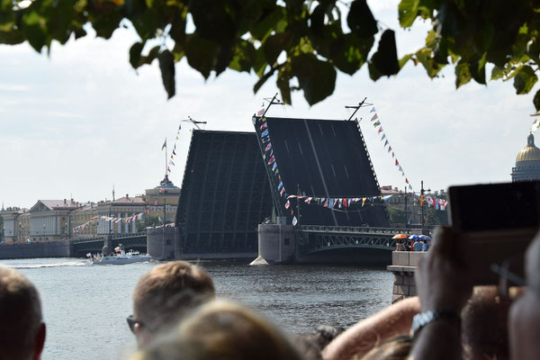 offene Brücke am Feiertag