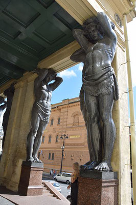 Figuren an der Eremitage