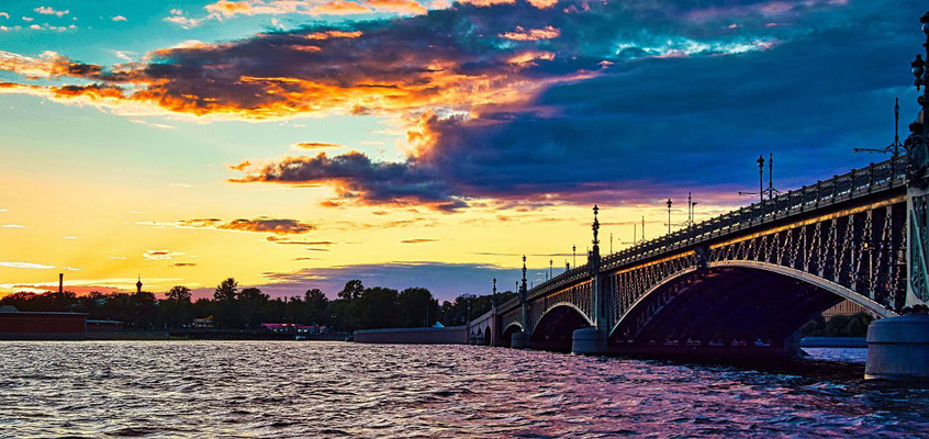 Troizki Brücke bei Nacht