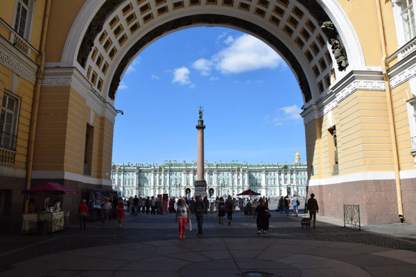 Blick duch den Bogen des Generalstabsgebäudes zum Palastplatz die Siegessäuel und die Eremitage