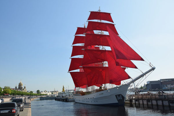 Segelschiff mit roten Segeln