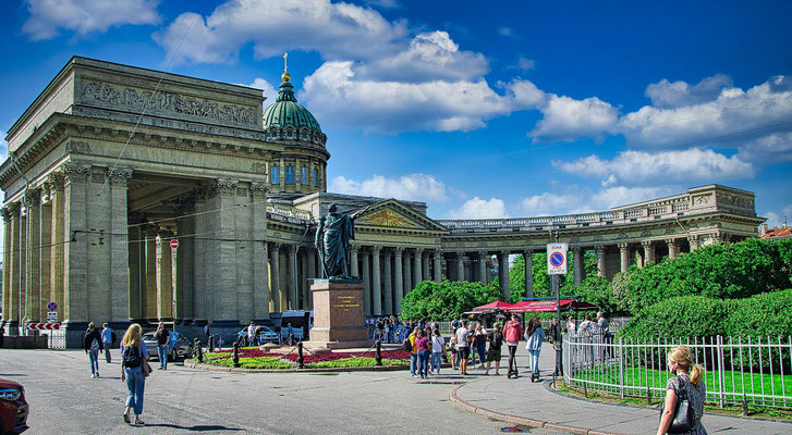 Kasaner Kathedrale in St Petersburg mit dem Denkmal an den Feldherren