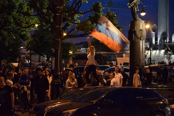 Feier in der Nähe der Aurora mit der russischen Flagge