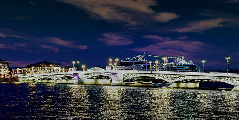 Brücke und Kreuzfahrtschiff in der Nacht