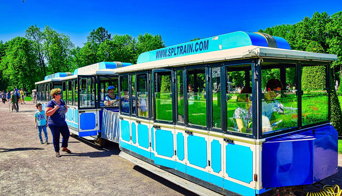 Die blaue Parkeisenbahn.