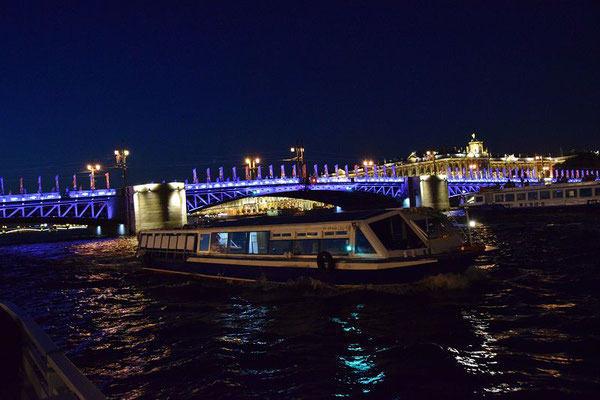 Boot an der Palastbrücke bei Nacht