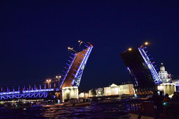 offene Brücke bei Nacht