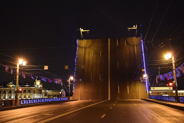 offene Brücke von der Straßenseite