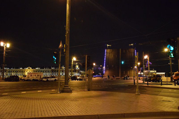 geöffnete Brücke von der Straße aus