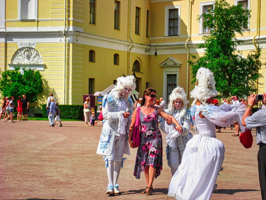 Pupen vor dem Schloß in Pawlowsk