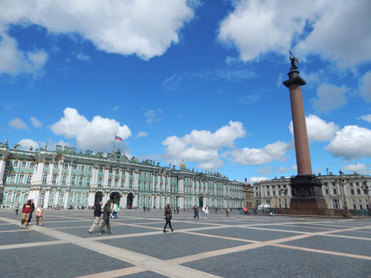 Palastplatz mit Siegessäule und Eremitage in St. Petersburg