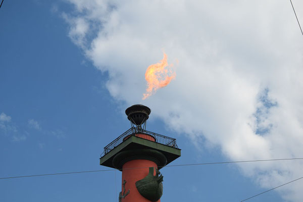 Fackel vom Leuchtturm am Feiertag