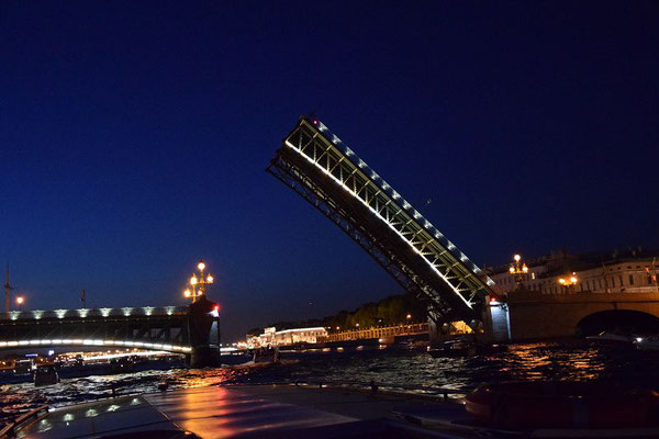 die Gießereibrücke geöffnet bei Nacht