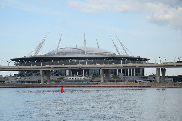 vorbei am Fußballstadion