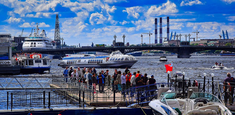 Anlegestelle mit Tragflächenboot