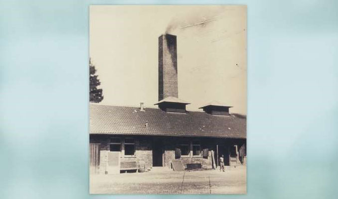 Die „Baracke X“ in Betrieb, illegales Foto, Sommer 1944. Bild: KZ-Gedenkstätte Dachau.