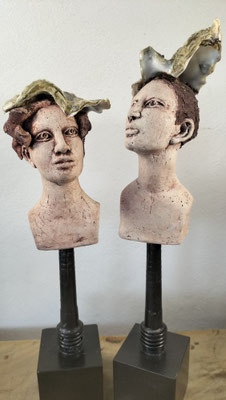 Keramikbüsten mit Hut aus Austernschale, ca. 20 cm