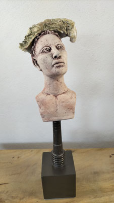 Keramikbüsten mit Hut aus Austernschale, ca. 20 cm