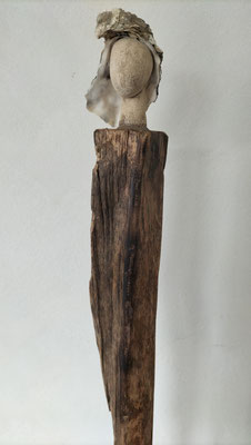 Tree-People, Keramik auf Fundholz mit Austernkappe, ca. 50 cm
