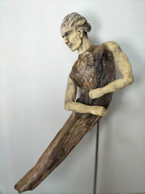 Tree-People, Keramik auf Fundholz, ca. 70 cm 