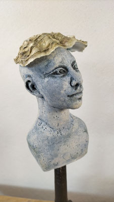 Keramikbüsten mit Hut aus Austernschale, ca. 20 cm