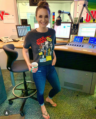 Sarah von Neuburg im Studio von MDR JUMP. Nur echt mit Star Wars T-Shirt.