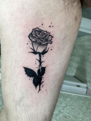 tatuaje rosa negra