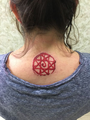 símbolo sangre tattoo