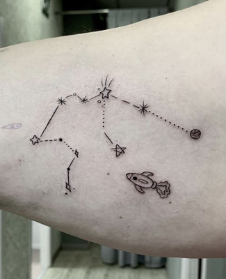tatuaje constelación cohete