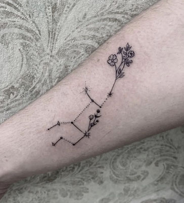 tatuaje constelación lineal