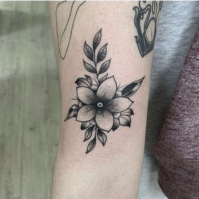 tatuaje flor blackwork