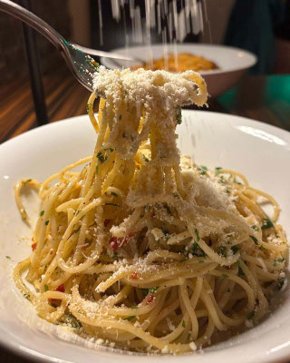 Food-Fotos, darunter Pizza, Pasta, Salate, Antipasti und Desserts aus der Küche des Gusto Italiano.