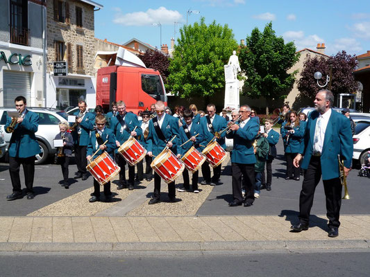 Défilé du jumelage à Sainte-Florine le 13 mai 2012