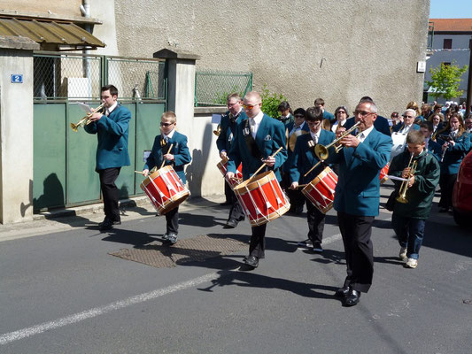 Défilé du jumelage à Sainte-Florine le 13 mai 2012