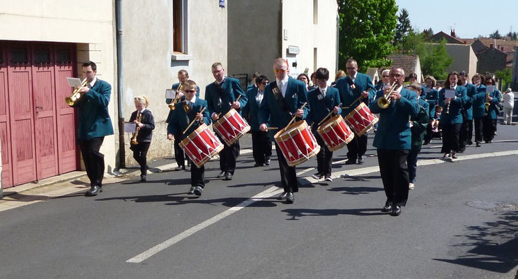 Défilé du jumelage à Sainte-Florine le 13 mai 2012