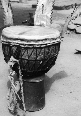 Jembe from Bamako as of the early 1980s, with sewn-on head. The tensioning cord is made of nylon; the sewing cord is of synthetic fiber, too.