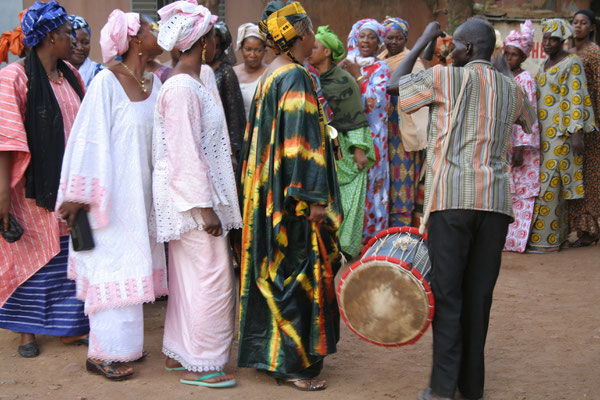 The Piece "Denba-dòn" (Dance of the [bride's] mother) is associated with the bride's older female relatives who organize the celebration.