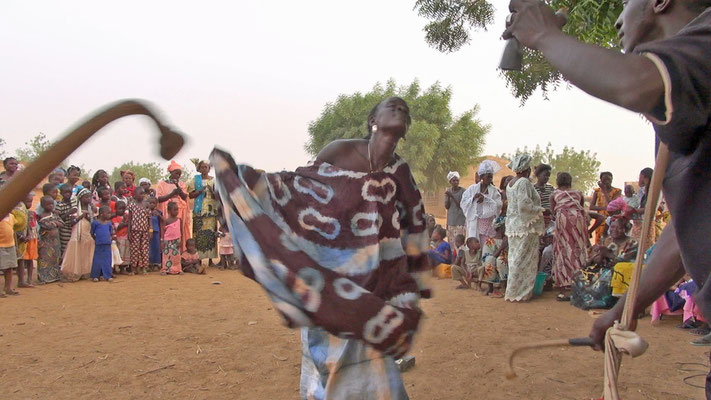 Toutou Sacko in performance (still of the Diallola event)