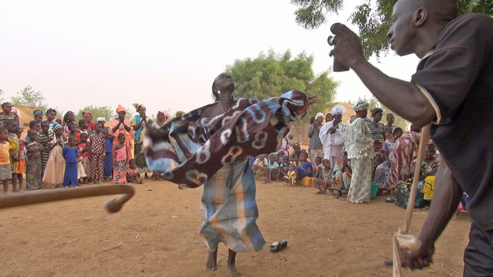 Toutou Sacko in performance (still of the Diallola event)