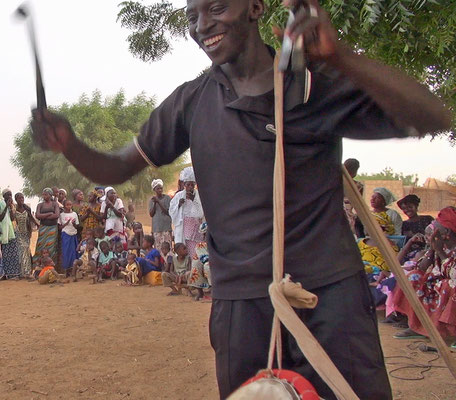 Toutou Sacko in performance (still of the Diallola event)